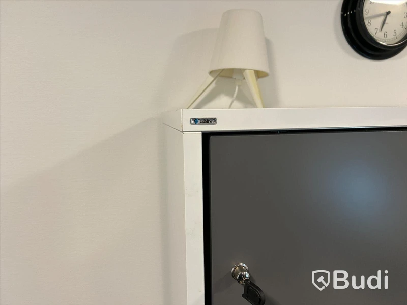 Sittgrupp med bord, fåtöljer, matta samt Edsbyn skåpförvaring