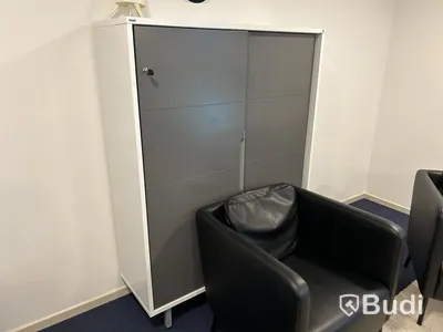 Sittgrupp med bord, fåtöljer, matta samt Edsbyn skåpförvaring