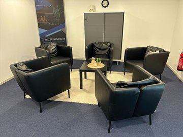 Sittgrupp med bord, fåtöljer, matta samt Edsbyn skåpförvaring