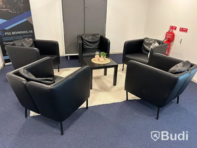 Sittgrupp med bord, fåtöljer, matta samt Edsbyn skåpförvaring