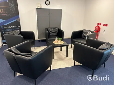 Sittgrupp med bord, fåtöljer, matta samt Edsbyn skåpförvaring