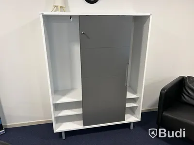 Sittgrupp med bord, fåtöljer, matta samt Edsbyn skåpförvaring