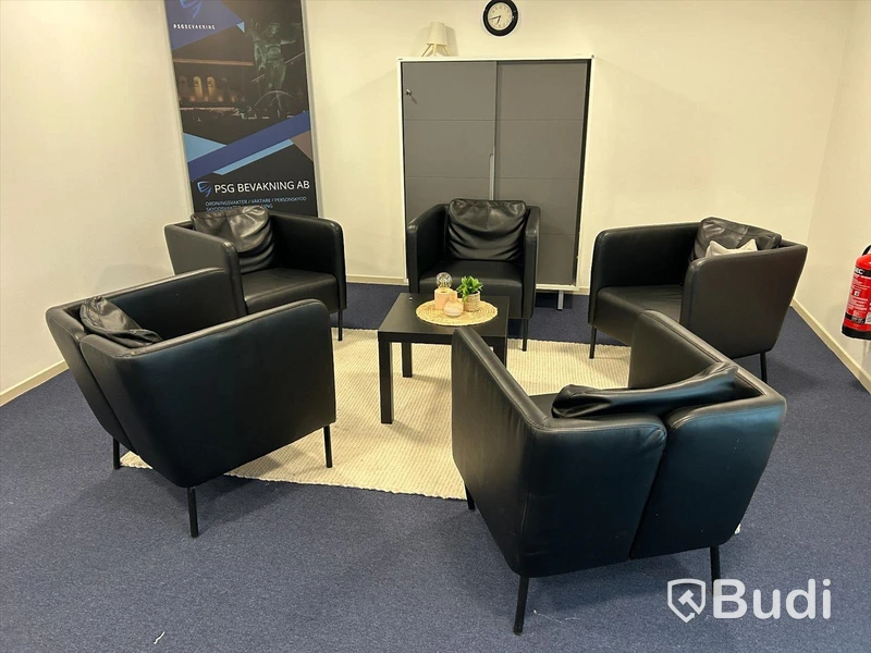Sittgrupp med bord, fåtöljer, matta samt Edsbyn skåpförvaring