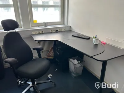 Kontorsrum, skrivbord, stol, förvaring