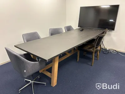 Konferensrum med exklusivt bord, stolar, bildskärm LG större.