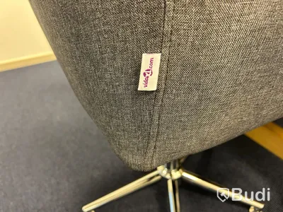 Konferensrum med exklusivt bord, stolar, bildskärm LG större.