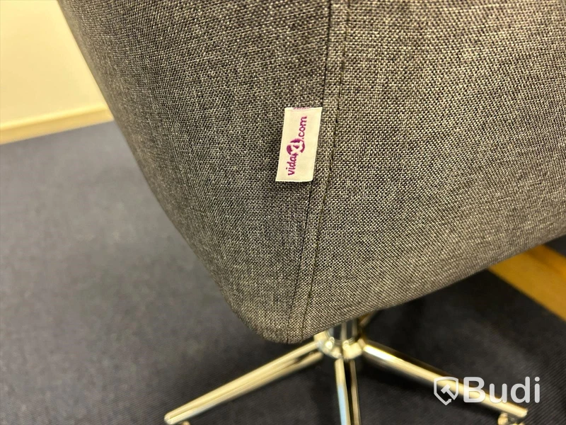 Konferensrum med exklusivt bord, stolar, bildskärm LG större.
