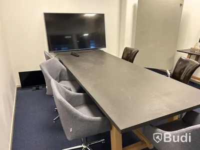 Konferensrum med exklusivt bord, stolar, bildskärm LG större.