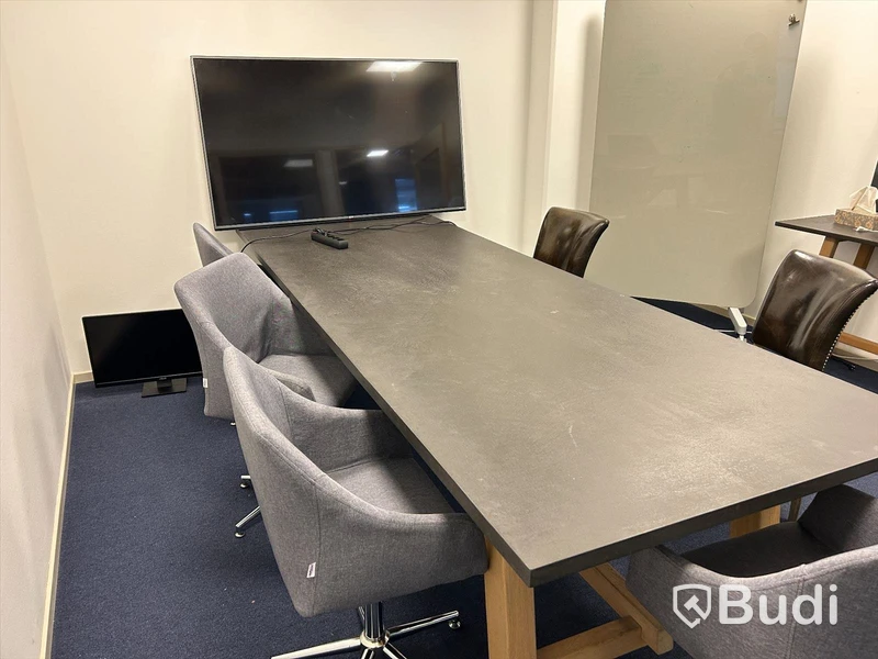 Konferensrum med exklusivt bord, stolar, bildskärm LG större.