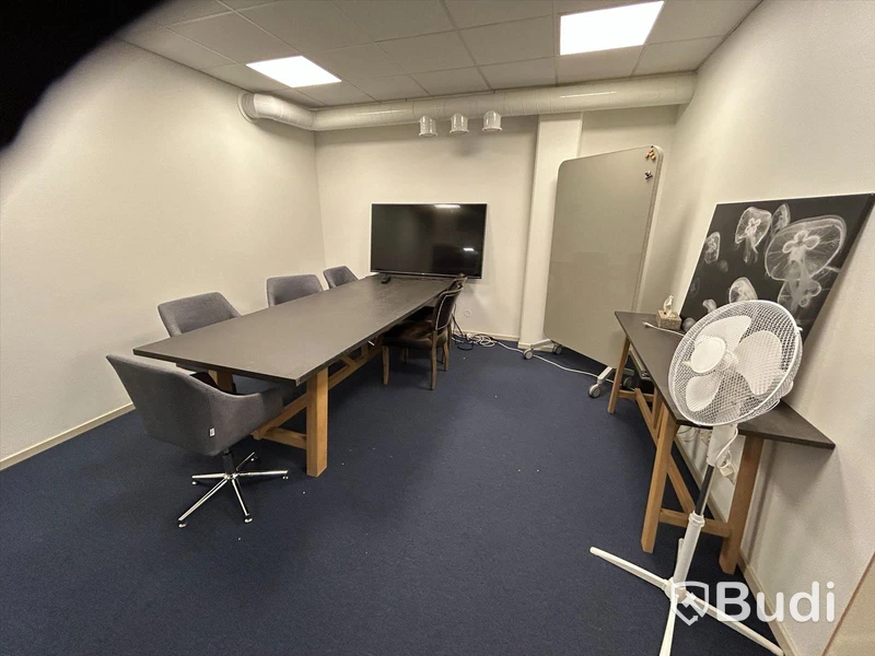 Konferensrum med exklusivt bord, stolar, bildskärm LG större.