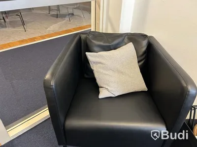 Kontorsrum med skrivbord, skrivbordsstol, förvaring, datorskärm, besöksstol