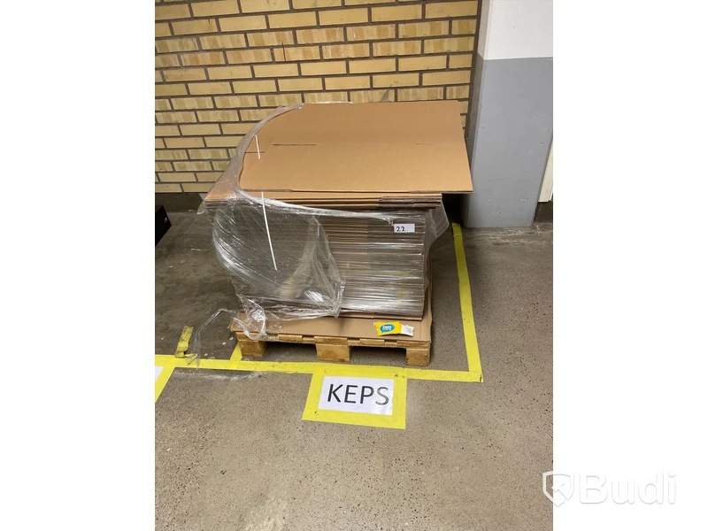 Pall med vikpara packkartonger
