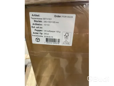 Pall med 4500 vita papperspåsar 240plus100x320