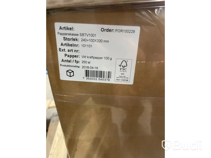 Pall med 4500 vita papperspåsar 240plus100x320