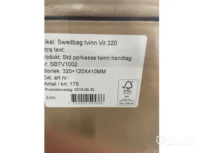 Pall med olika helvita papperskassar i olika storlekar