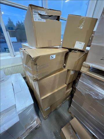 Ca 18 kartonger med vita papperskassar, 250 st i varje kartong, 240plus100x300