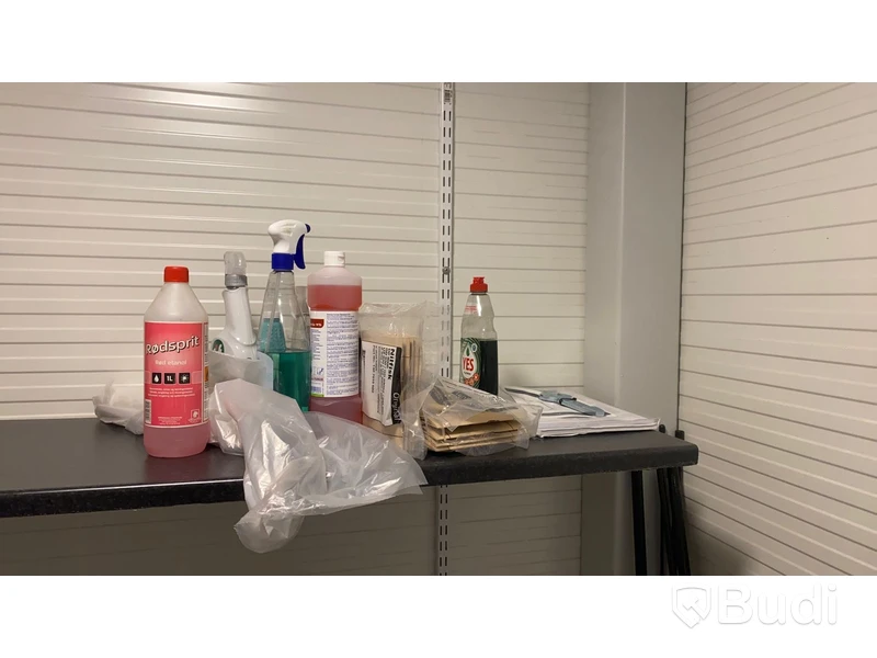 Städartiklar i städskåp