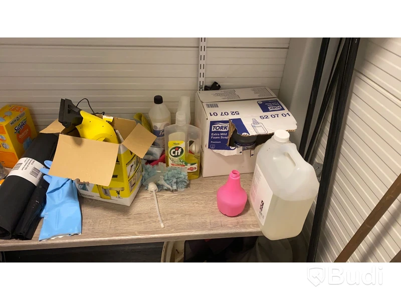 Städartiklar i städskåp