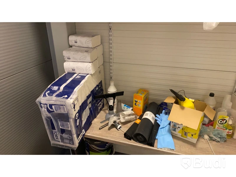 Städartiklar i städskåp