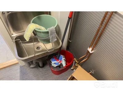Städartiklar i städskåp