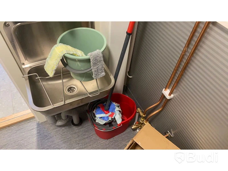 Städartiklar i städskåp