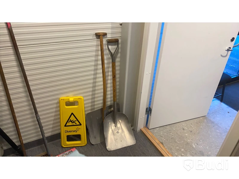 Städartiklar i städskåp
