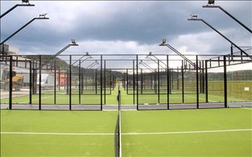 8 st Padelbanor utomhus kompletta inkl gräs från World Wide Padel - ej nedmonterade 