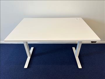 Skrivbord, elektriskt höj-/sänkbart. Höjd(cm): 120 Bredd(cm): 80. Inkl inbyggt eluttag.