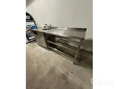 Rostfri Metos bänk med ho och blandare Obs! Snett ben, se sista bild