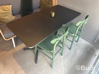 2 st. Cafébord, 2 st. Stolar, taklampa samt soffa