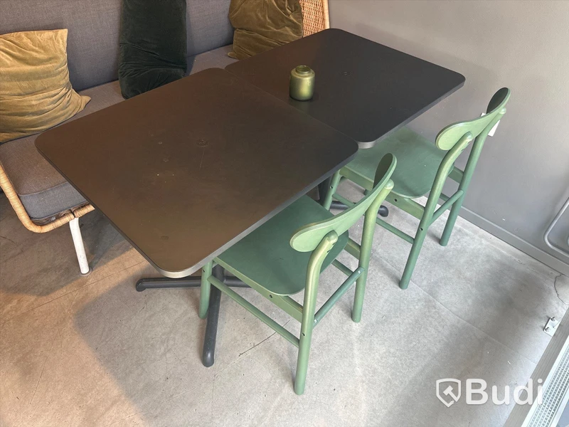 2 st. Cafébord, 2 st. Stolar, taklampa samt soffa
