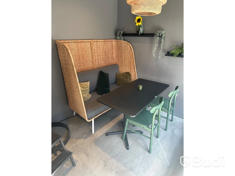 2 st. Cafébord, 2 st. Stolar, taklampa samt soffa