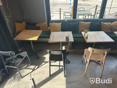 4 st cafébord, 4 st. Stolar samt 2 st. Sittbänkar ned kuddar