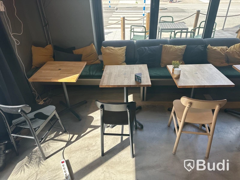 4 st cafébord, 4 st. Stolar samt 2 st. Sittbänkar ned kuddar