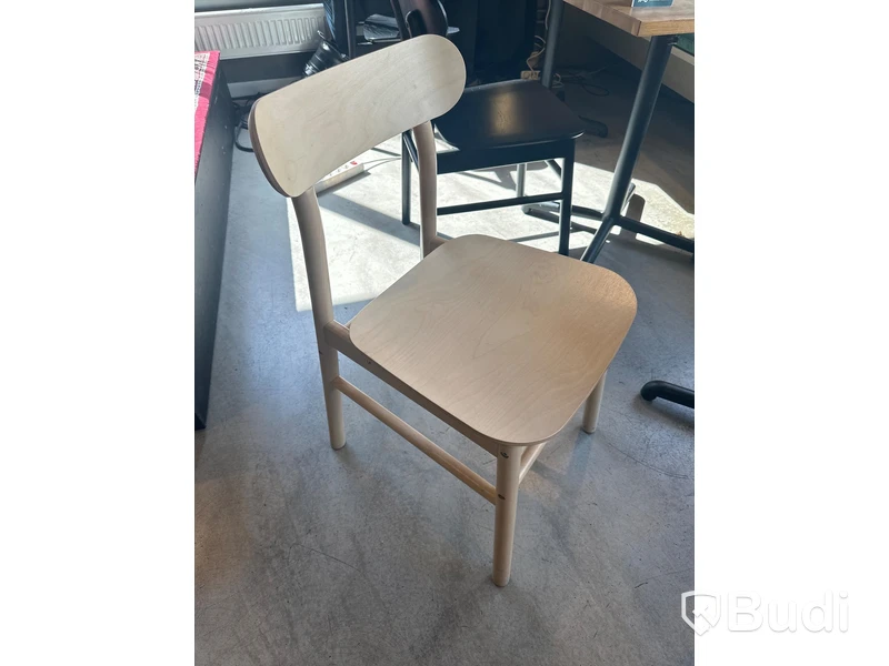 4 st cafébord, 4 st. Stolar samt 2 st. Sittbänkar ned kuddar