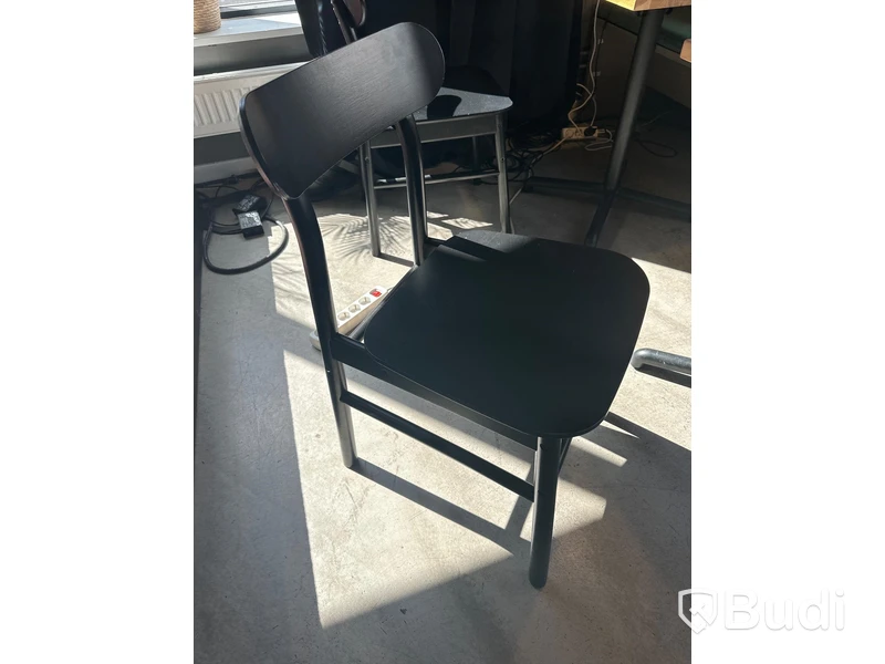 4 st cafébord, 4 st. Stolar samt 2 st. Sittbänkar ned kuddar
