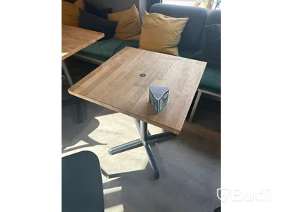 4 st cafébord, 4 st. Stolar samt 2 st. Sittbänkar ned kuddar