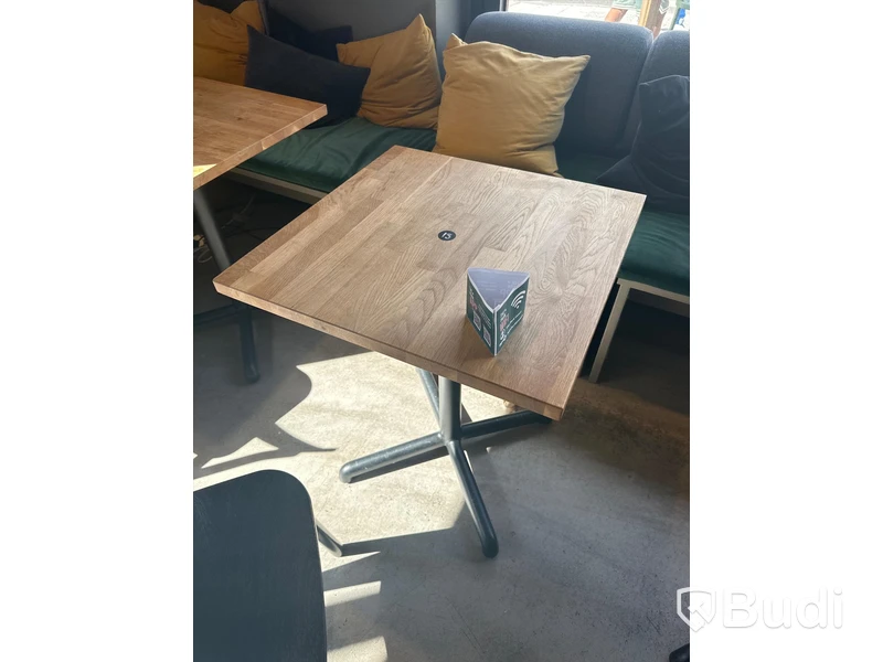 4 st cafébord, 4 st. Stolar samt 2 st. Sittbänkar ned kuddar