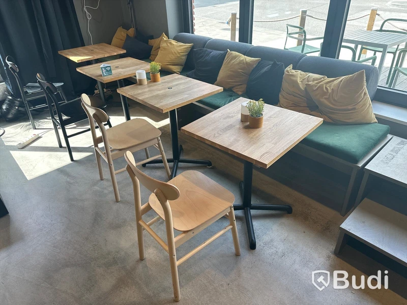 4 st cafébord, 4 st. Stolar samt 2 st. Sittbänkar ned kuddar