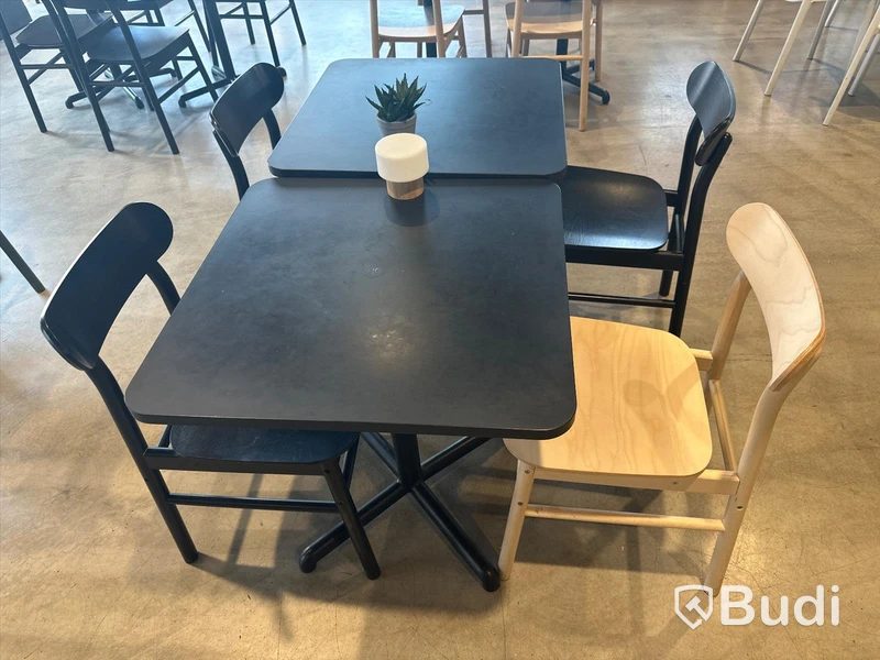 2 st. Cafébord samt 4 st. Stolar
