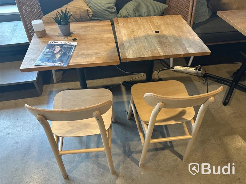 2 st. Cafébord, 2 st. Stolar, taklampa samt soffa