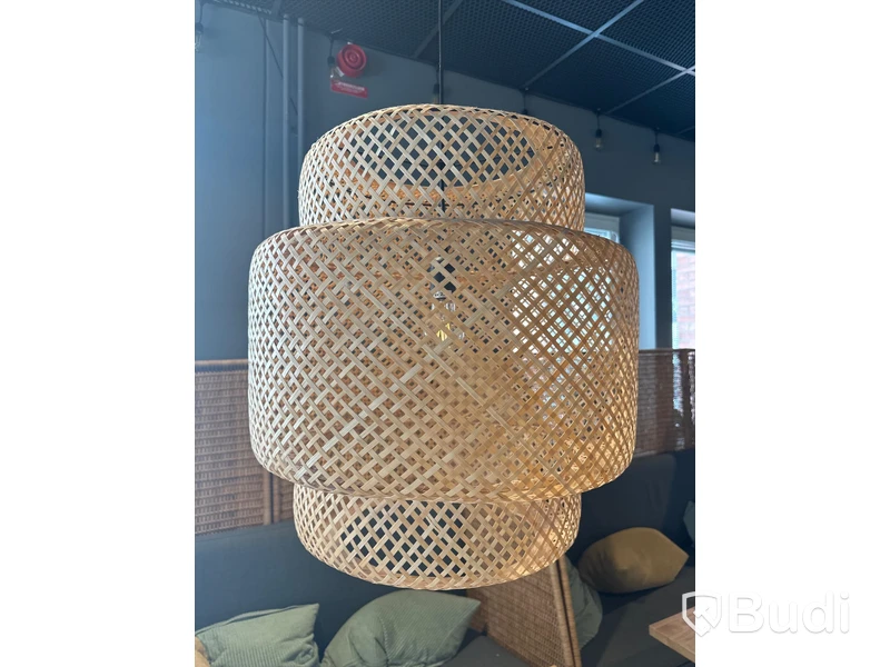 2 st. Cafébord, 2 st. Stolar, taklampa samt soffa