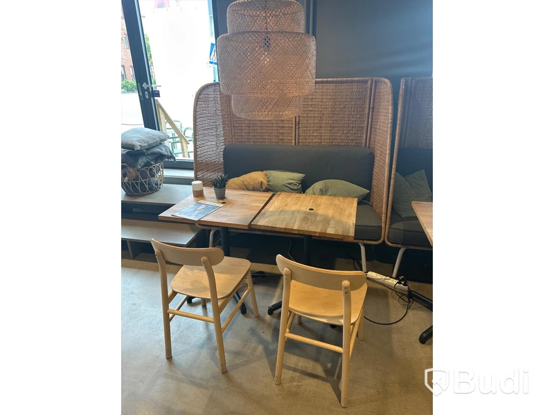 2 st. Cafébord, 2 st. Stolar, taklampa samt soffa