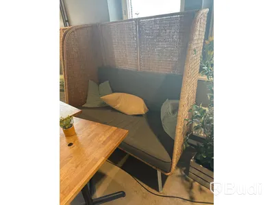 2 st. Cafébord, 2 st. Stolar, taklampa samt soffa