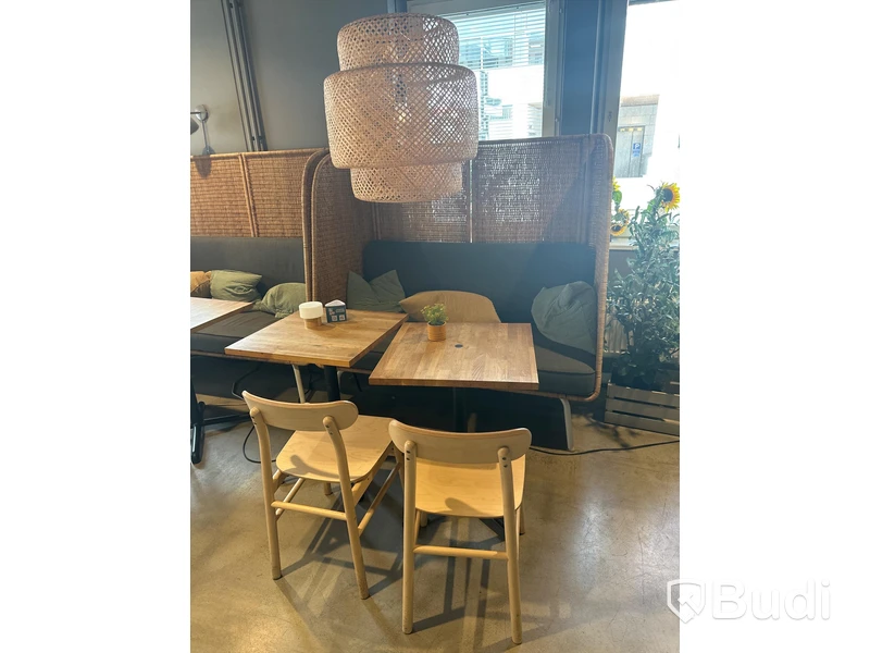 2 st. Cafébord, 2 st. Stolar, taklampa samt soffa