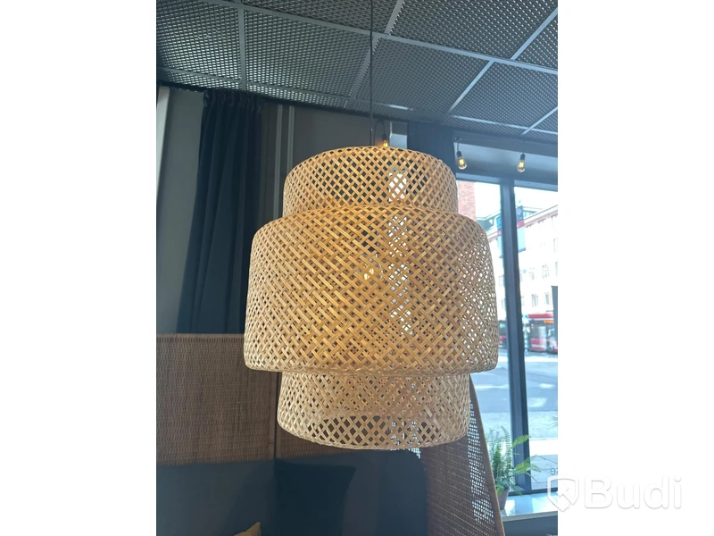 2 st. Cafébord, 2 st. Stolar, taklampa samt soffa