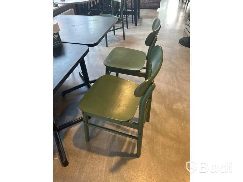 2 st. Cafébord, 2 st. Stolar, taklampa samt soffa