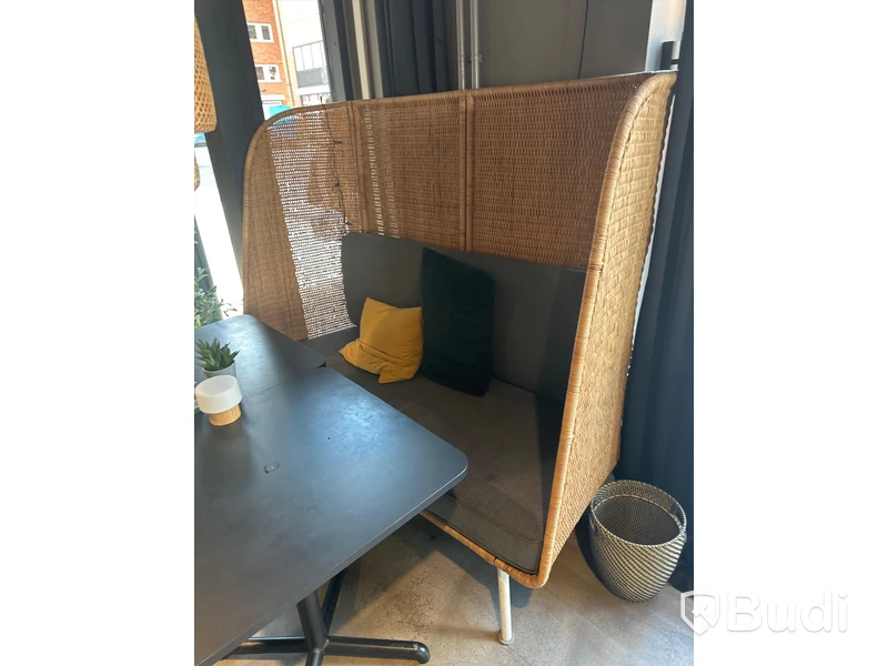 2 st. Cafébord, 2 st. Stolar, taklampa samt soffa