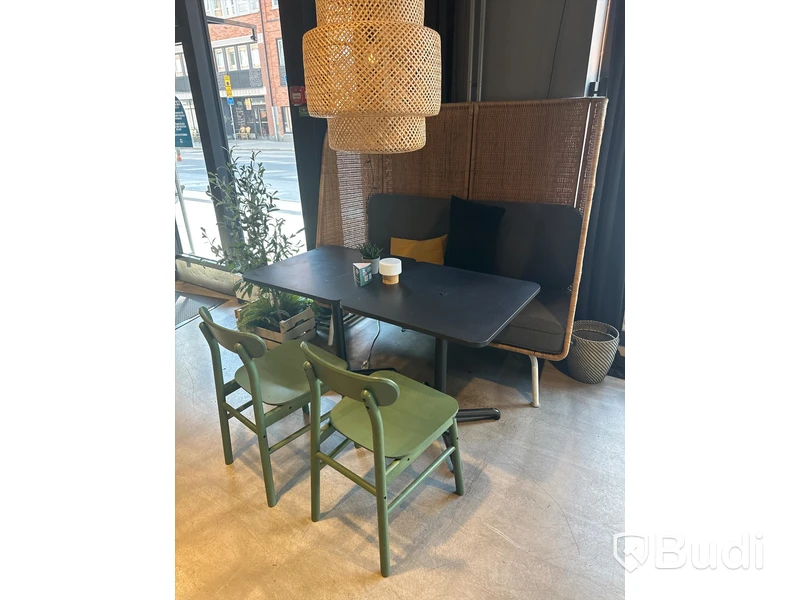 2 st. Cafébord, 2 st. Stolar, taklampa samt soffa