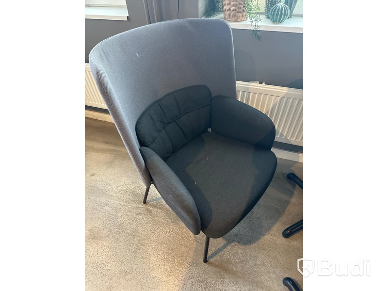 3 st. Fåtöljer samt 2 st. cafébord